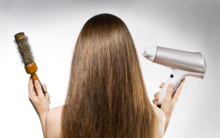 Как можно быстро высушить волосы с феном и без него Как высушить длинные волосы без фена